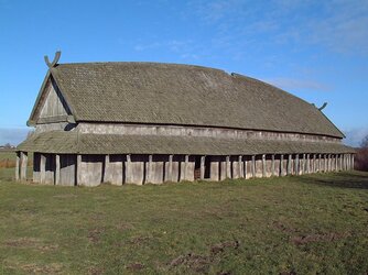 Wikingerburg_langhaus.jpeg
