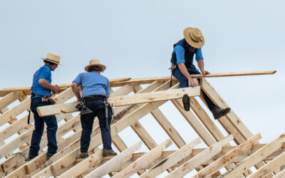 BARN_RAISING_-_WORKING_ON_ROOF_23327166-640x400.jpg