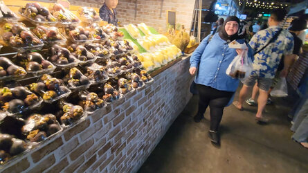 VS--YouTube-TRYINGSTREETFOODATJODDFAIRSNIGHTMARKETBANGKOK-8’58”.jpg