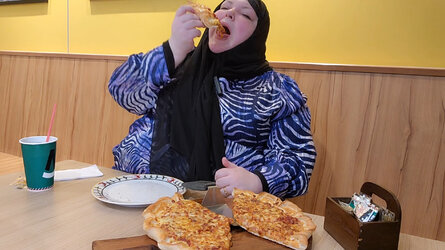 VS--YouTube-THEPIZZACOMPANYBANGKOKMUKBANG-7’31” (2).jpg