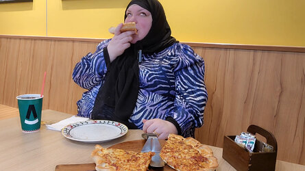 VS--YouTube-THEPIZZACOMPANYBANGKOKMUKBANG-10’30” (3).jpg