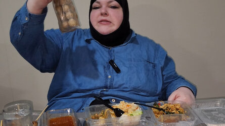 VS--YouTube-THAIFOODMUKBANGBEEFBALLSSUPERSPICYMAGGIBASILNOODLESANDSPICYSHRIMPSTIRFRY-9’36” (11).jpg