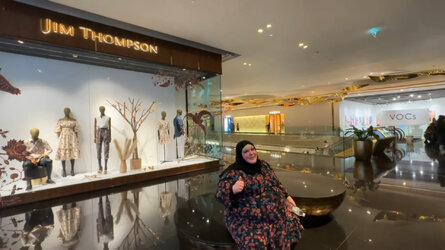 VS--YouTube-COUPLETOURICONSIAMBANGKOKSLARGESTMALL-2’18”.jpg