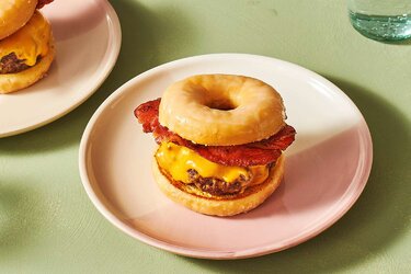 luther-burger-doughnut-bacon-cheeseburger-4018810-hero-01-f776607bc457405e8409a1bfd02952f7.jpg