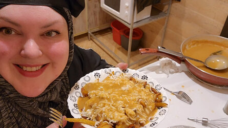 VS--YouTube-HOMEMADECANADIANPOUTINERECIPE-16’36”.jpg