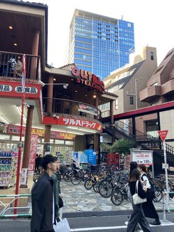 All these poor businesses in Tokyo are suffering without car parking (.jpg