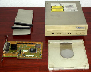 Plextor-PlexWriter-PX-R412Ci-mit-Caddy-und-NCR-GioErant-SCSI-Controller.jpg