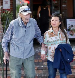 hollywood-royalty-gene-hackman-wife-79197817.jpg