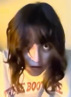 vee crazy face.png