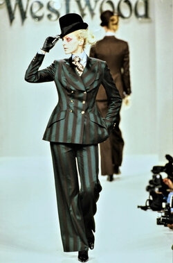 026-vivienne-westwood-fall-1996-ready-to-wear-CN10055602-simonetta-gianfelice_jpg.jpg