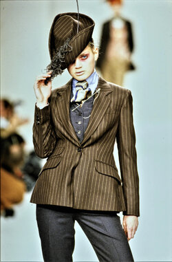 023-vivienne-westwood-fall-1996-ready-to-wear-detail-CN10055594-guinevere-van-seenus_jpg.jpg