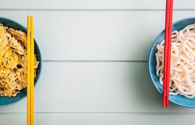 flat-lay-ramen-bowls-chopsticks-with-copy-space_23-2148368712.jpg