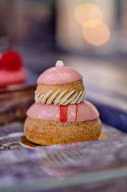 13490350-Religieuse-à-la-framboise-Raspberry-cream-puff.jpg