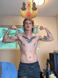 Idubbbz_with_crown_above_head.jpeg