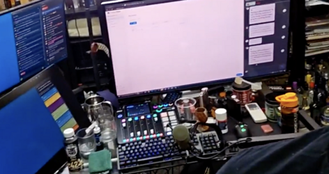 balldodesk.png