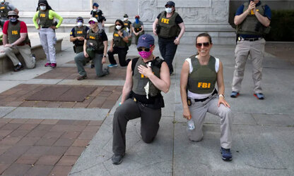 FBI_BENDING_THE_KNEE_BLM_RIOT.jpg