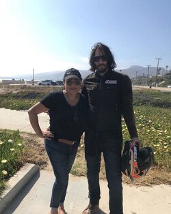 keanu-reeves-not-touching-fans-photos-5-5cfe219c980b2__700.jpg