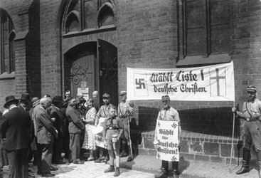 Bundesarchiv_Bild_183-1985-0109-502,_Kirchenwahl.-_Propaganda_der__Deutschen_Christen__in_Berlin.jpg
