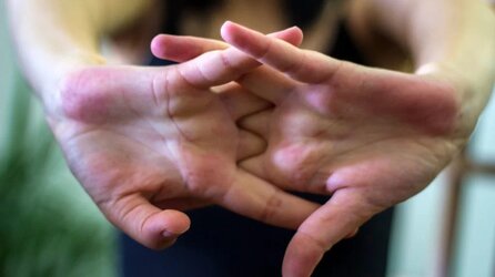 Cracking_Knuckles_Hand-1296x728-Header-1024x575.jpg