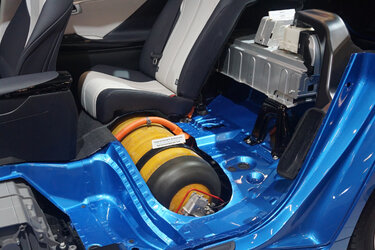 Toyota_Mirai_hydrogen_tank_and_electric_battery_SAO_2016_9030.jpg