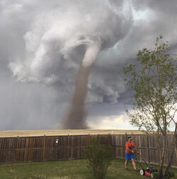 canda-mow-tornado-060217-2711383164.jpg