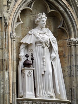 Statue_of_Elizabeth_II_York_Minster_03.jpg