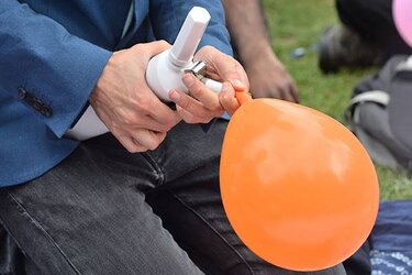 Fill-the-balloon-with-nitrous-oxide.jpg