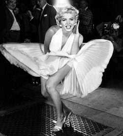 marilyn-monroe-surprise-par-un-coup-de-vent-1-e1692623384964-1-342983763.jpeg