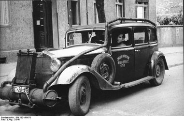 Bundesarchiv_Bild_183-V00670,_Berlin,_Pkw_mit_Holzgasantrieb.jpg