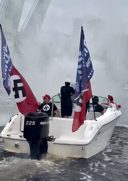 images-from-a-trump-boat-parade-yesterday-in-florida-v0-1qysvtdo7qud1.jpg