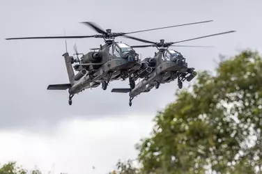 japanese-army-ah-64d-apache-helicopter-4096-x-2730-v0-mxrd784denvc1.webp