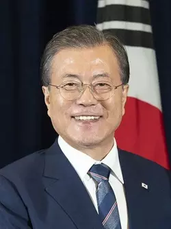 Moon_Jae-in,_September_2019.jpg.webp Moon_Jae-in,_September_2019.jpg.webp