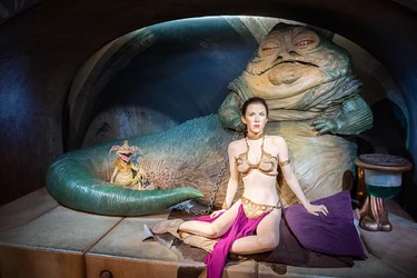 Carrie_Fisher_as_Princess_Leia_Organa_with_Jabba_the_Hutt_and_Salacious_B._Crumb_(33726767023).jpg