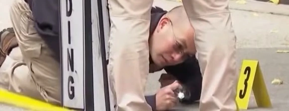 Dum_Cop_No_Gloves.jpg