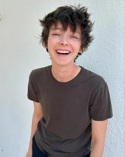 Oppenheimer-Star-Emma-Dumont-Comes-Out-as-Transmasculine-Non-binary.jpg