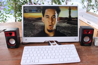 Raspberry-Pi-500-review-with-Monitor-Speaker.jpg