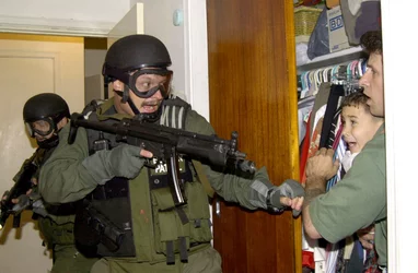 AP_elian_gonzales_raid_01_jef_150421.jpg