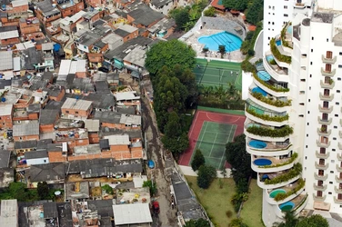 Slum next to luxury apartments - São Paulo, Brazil (2008).jpg