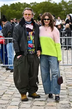 daniel-craig-and-rachel-weisz-attend-the-loewe-show-during-v0-zuuwfx1jkfrd1.webp