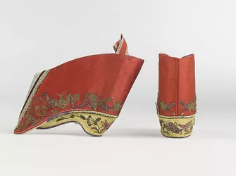 640px-Pair_of_Shoes_for_Women’s_Bound_Feet,_19th_century.jpg