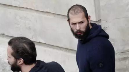 Andrew Tate leaving courtroom in 2023.png