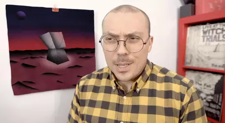anthony-fantano-gives-space-heavy-a-yellow-flannel-and-a-v0-xp66ehjqlw5b1.jpg