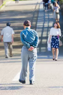 88339565-lonely-asian-old-man-walking-in-the-park.jpg
