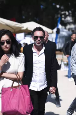 7177613-yann-moix-et-sa-compagne-akiko-suwanai-580x0-2.webp