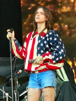 Ethel_Cain_at_Gunnersbury_Park_(2023-08-20)_01_(cropped).jpg