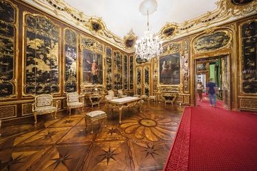 Schoenbrunn_Palace_Vieux_Laque_Room__c__Schloss_Schoenbrunn_Kultur-_und_Betriebsges.m.b.H._Sev...jpg