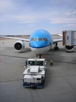 KLM_777_pushback.jpg