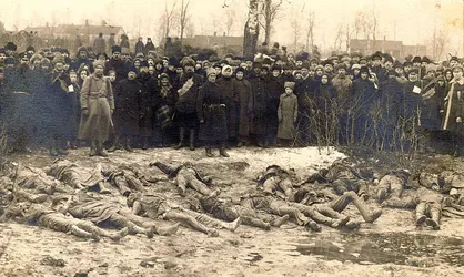 Victims_of_Bolshevik_Cheka_near_Rakvere,_Estonia,_1919.jpg