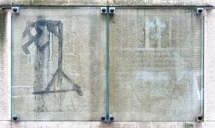 Swastyka_na_szubienicy_i_tablica_pamiątkowa._Ulica_Ligocka_róg_Króżańskiej_w_Warszawie.jpg