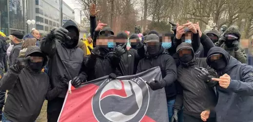 23-01-2022 Brussels 🇧🇪 Rotterdam hooligans attack antifa demonstration and capture their flag ...jpg